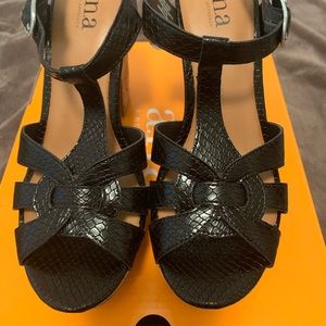 ANA “Anew approach” black strappy sandals size 6.5 M